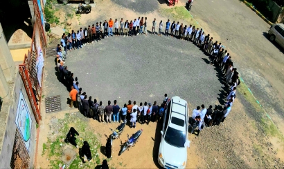 وقفة حاشدة بكلية الطب والعلوم الصحية