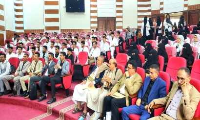 طلبة الدفعة التاسعة طب وجراحة يعرضون مجسمات التشريح المصنعة يدويا